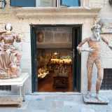 Lasciamo Mario per proseguire il nostro viaggio nella bottega del 59enne Claudio Riso, ubicata in un palazzo in pietra leccese di corso Vittorio Emanuele II. All�esterno due busti di una santa e di un uomo dell�antica Grecia a grandezza naturale annunciano il lavoro artigianale che si svolge all�interno